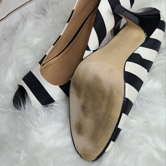 Black and White Striped Peekaboo Toe Pumps - Picture 4 of 6